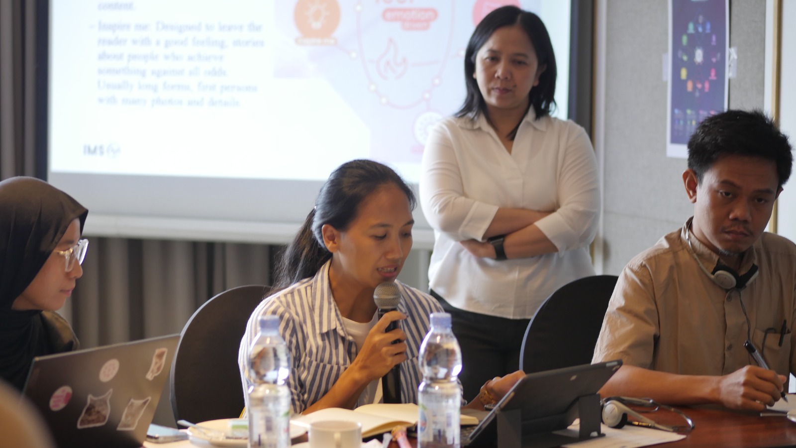 Eva Danayanti, Program Manager IMS di Indonesia (belakang) saat memberikan materi pelatihan kepada pengelola media lokal dan tersegmentasi di Yogyakarta.